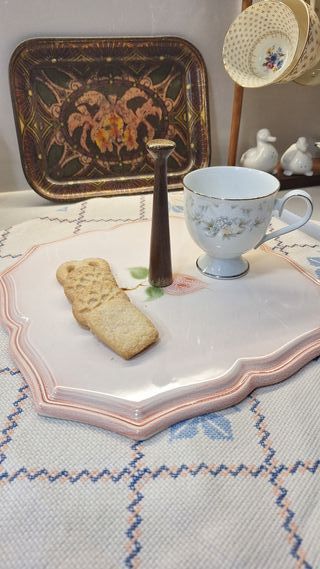 Fuente de porcelana con asa
