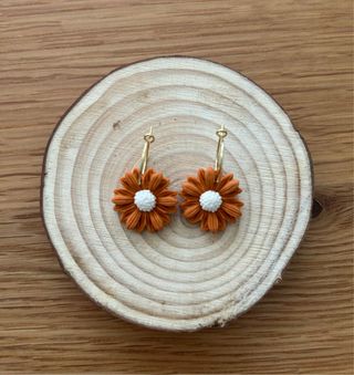 Pendientes aro flor margarita teja y blanco