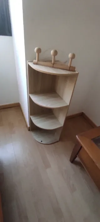 Estantería de esquina de madera