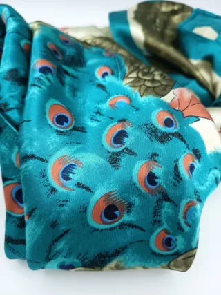 Foulard in seta con pavoni coda azzurra