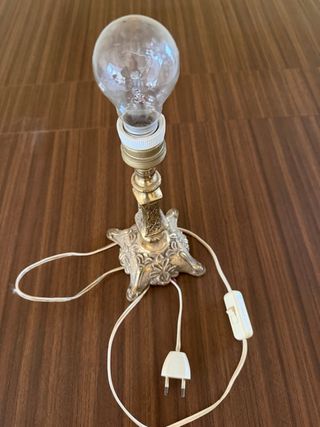 Lámpara de mesa dorada y transparente