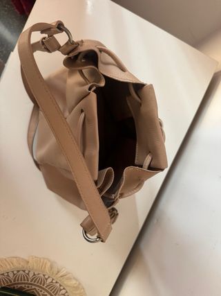 Bolso tipo saco beige de piel sintética