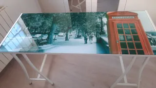 Mesa de oficina, diseño de cristal y metal