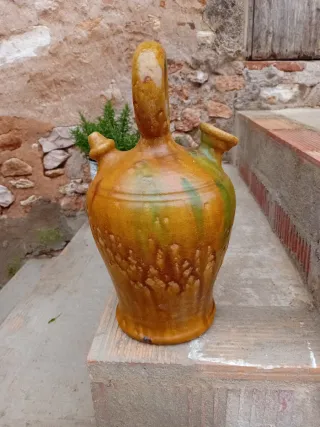 Botijo de barro antiguo