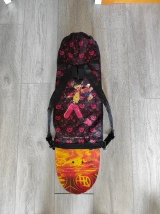 Monopatín Bakugan 70cm y mochila bolsa.