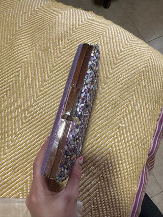 Bolso de mano lila con pedrería