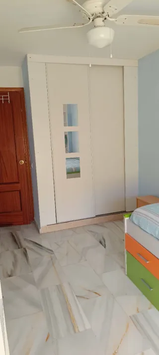 comparto piso, alquilo habitación frentea los inst