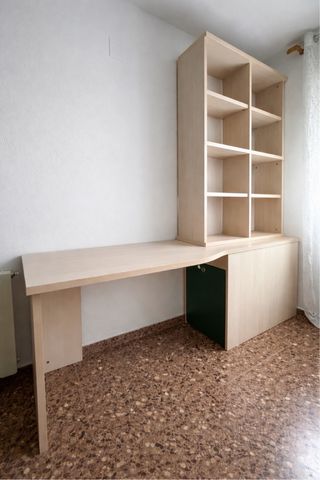 Escritorio grande con estantería
