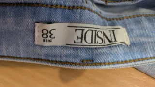 Pantalón vaquero desgarrado talla 38. Inside