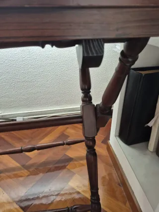Mesa auxiliar de madera con cristal