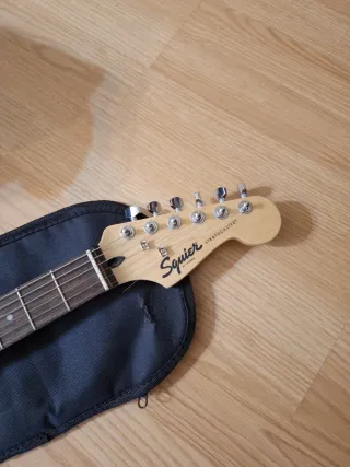 Guitarra Eléctrica Fender Squier Negra