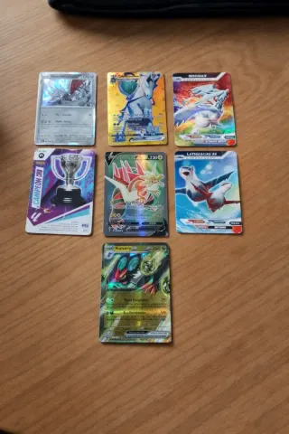 4 cartas de pokémon y una de fútbol de regalo