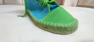 Botas deportivas altas beige y rojas, verdes.