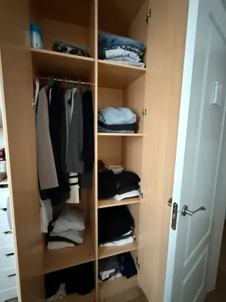 Armario de madera con puertas de espejo