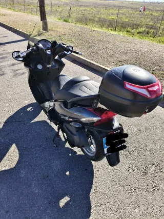 Moto Scooter Negra y Gris Automática