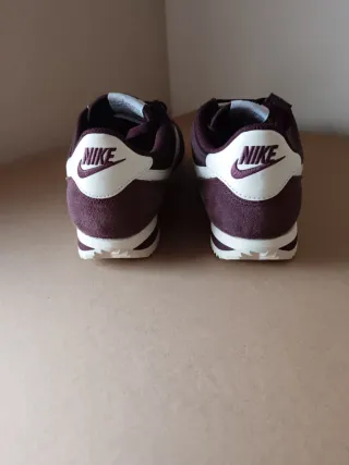 Zapatillas Nike Cortez Burdeos y Blancas