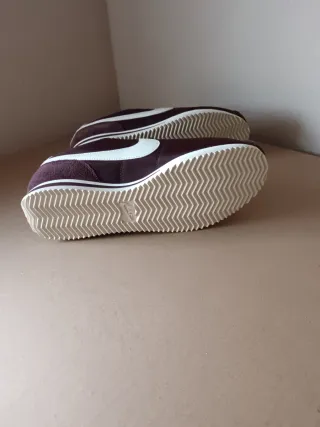 Zapatillas Nike Cortez Burdeos y Blancas