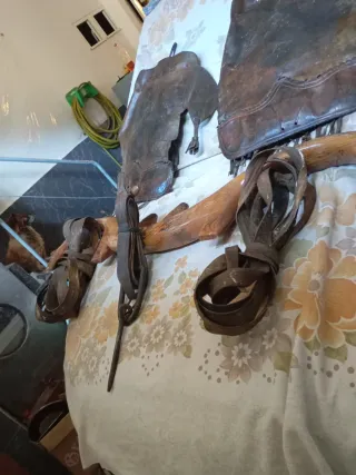 Yugo y arreos antiguos de cuero