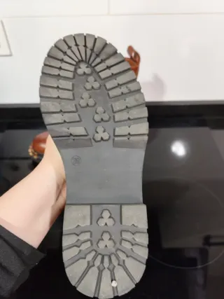 Botines marrones con tachuelas doradas