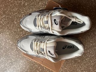 Zapatillas Asics Gel NYC Plata y Blanco