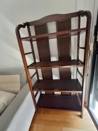 Estantería de madera y mimbre