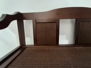 Estantería de madera y mimbre
