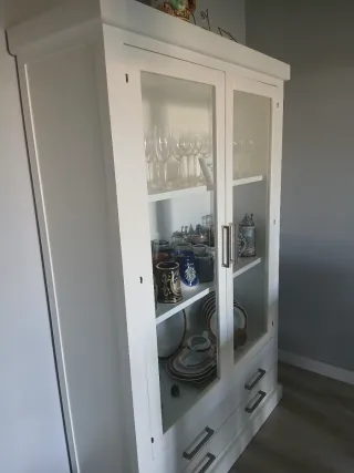 Vitrina de madera y cristal