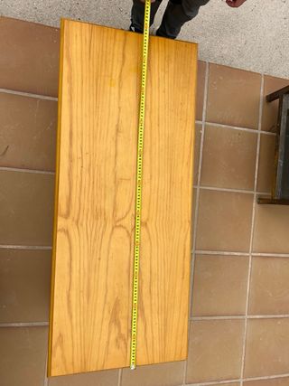 Mesa baja de madera clara con cajones