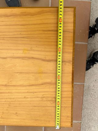 Mesa baja de madera clara con cajones