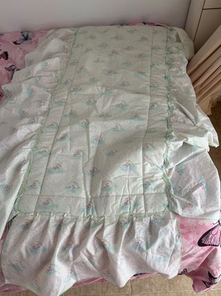 Colcha cuna con volantes y estampado