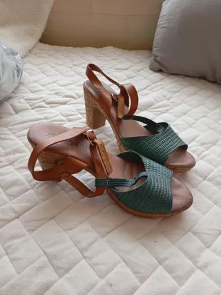 Sandalias de verano marrones y verdes