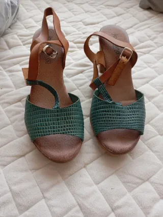 Sandalias de verano marrones y verdes