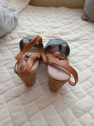 Sandalias de verano marrones y verdes
