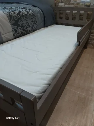 Cama individual IKEA con colchón y ropa de cama