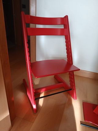 Trío de tronas de madera rojas