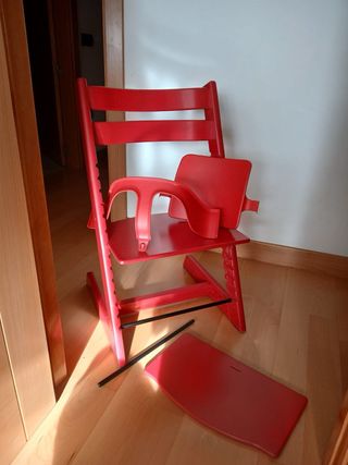 Trío de tronas de madera rojas