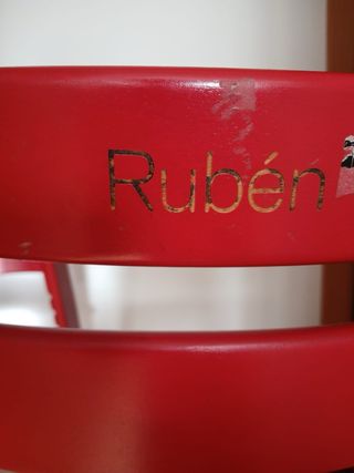 Trío de tronas de madera rojas
