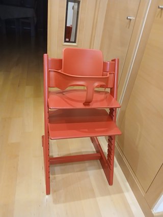 Trío de trona de madera roja