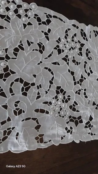 Pano de mesa bordado branco