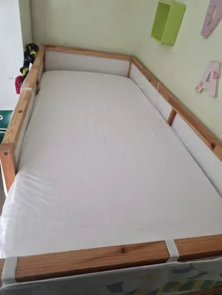 Cama alta Kura Ikea reversible.  Se regala colchón
