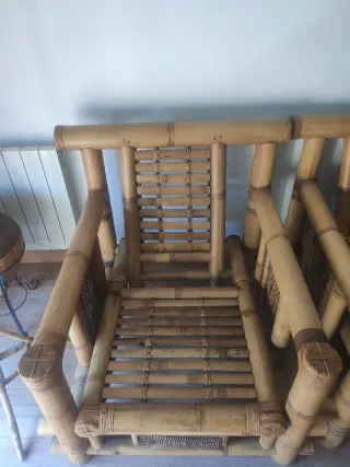 Sofá y sillones de bambú con cojines