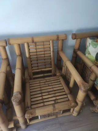 Sofá y sillones de bambú con cojines