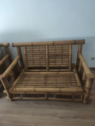 Sofá y sillones de bambú con cojines