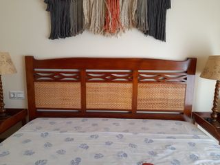 Conjunto de cabecero y mesitas de noche de madera