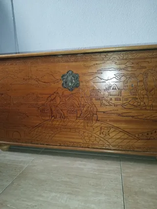 Arcón de madera tallada con escena