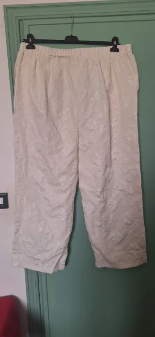 Pantaloni panna con fiori in rilievo
