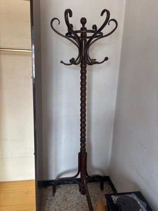 Perchero de madera y metal