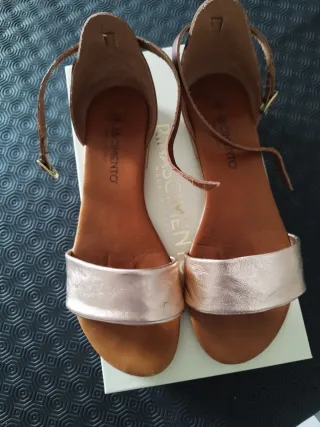 Sandali con tacco oro e marrone