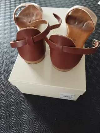 Sandali con tacco oro e marrone