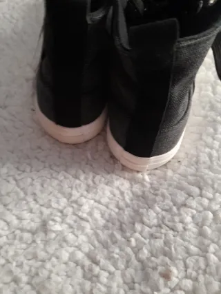 Zapatilla abotinada gris oscura con detalles negro